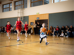 Eine+Gruppe+von+Kindern+spielt+Basketball